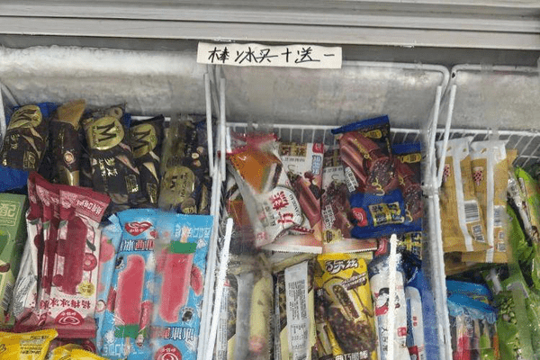 小店老板守着冰柜叹气：今年雪糕棒冰怎么没人吃了？