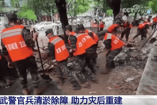 奋战在一线！武警官兵闻“汛”而动、迅速出击紧急展开抢险救援