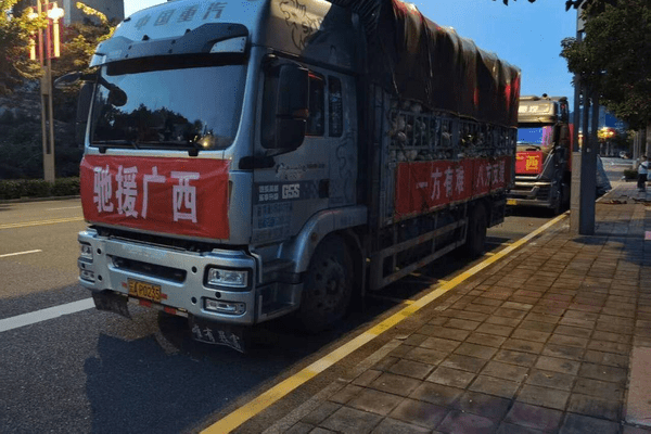 “只要有人捐，我就免费送！”攀枝花卡车司机把20吨物资送往广西