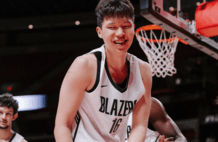 送暴力隔扣！杨瀚森8中7高效18+10+5，开拓者夏联大胜森林狼