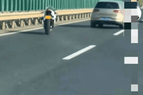 浙江湖州高架桥上惊现一辆无人驾驶的摩托车？真相曝光：车主已骨折住院，当地交警正在调查