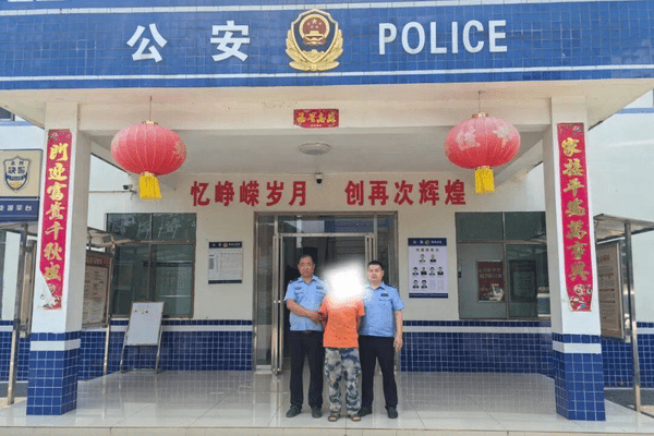 云南男子王某挪用公款潜逃29年，躲进湖南永州深山养鸡场打工，被警方抓获