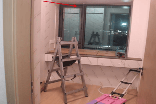 空调安装工从深圳一小区11楼坠亡，官方披露详情：涉事员工未系挂安全带，安装空调外机过程中踩空