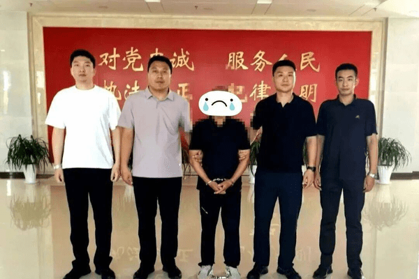 男子杀人潜逃28年后落网：日常出行帽子口罩从不离身，坐公交车专挑最后两排