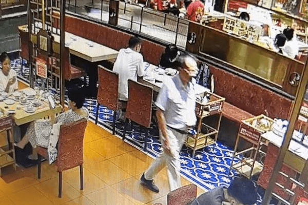 再晚半小时人就没了！男子来杭旅游在商场肚子突然变大，饭店女员工三句话，抢回一条命