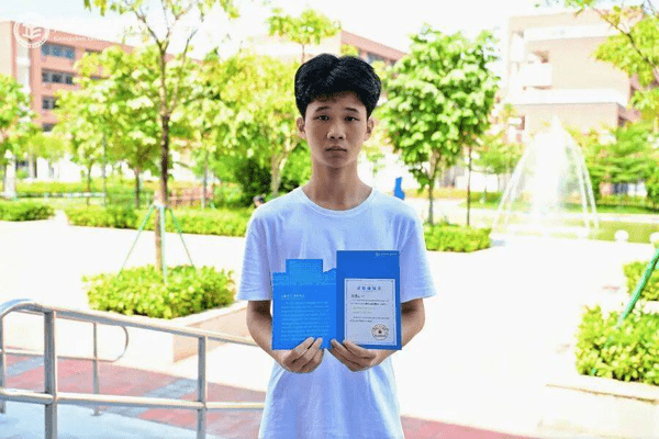 男生中考699分偷偷改志愿读中职，父亲出分当晚才知道，本人回应