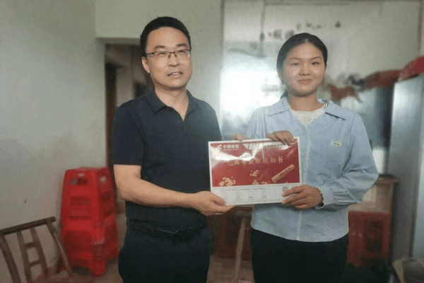大学校长吕一兵，登门给她送去录取通知书