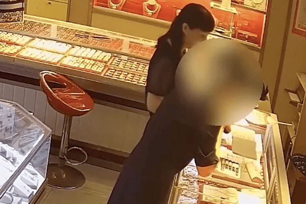 女子进店就要买300克黄金，店主却发现一个反常细节……