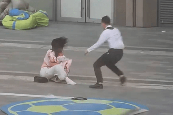 “广东妈妈狂风中抱娃挪动”视频刷屏，网友怒赞