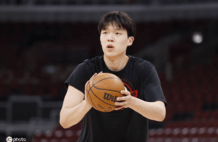 媒体人:杨瀚森跌出常规轮换 他是开拓者第四中锋