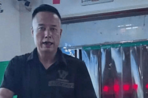陕西一饭店烤肉师傅撞脸马斯克走红，本人回应：有点紧张，这两天有人要合照