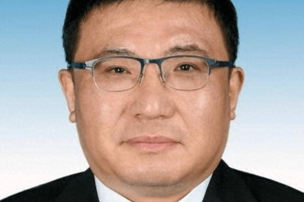 中央批准，吴伟不再担任上海市委常委