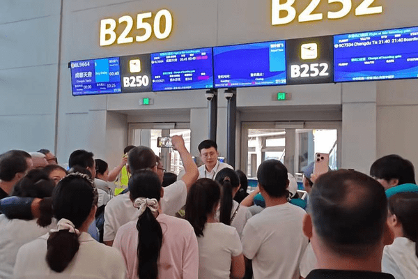 航班延误四小时，地勤人员发给旅客过期泡面，祥鹏航空：立即收回，每人补偿200元