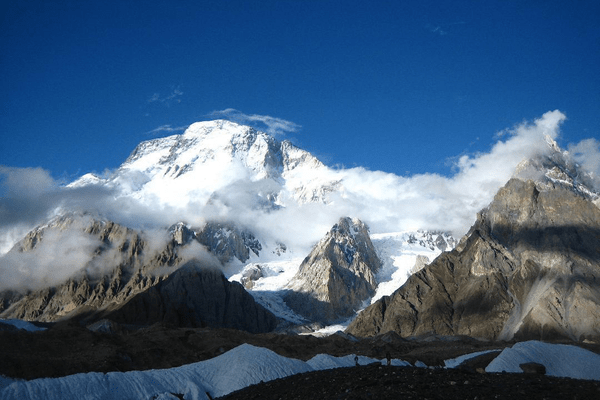 中国登山家王钟遗体被运至洛德峰营地，十人国际登山队全部遇难