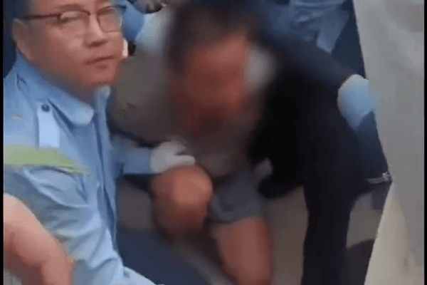 搜寻人员讲述抓捕刑案嫌犯经过：推测其靠吃玉米维生，嫌犯被抓时状态良好但不说话
