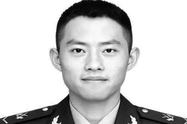 夏士远在空降时坠地牺牲，年仅23岁