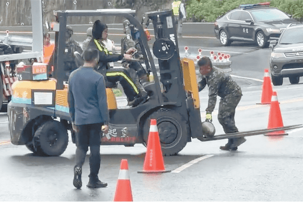 自制无人机当众出丑，数十颗炮弹滚落一地，台“汉光”演习乌龙不断遭嘲讽