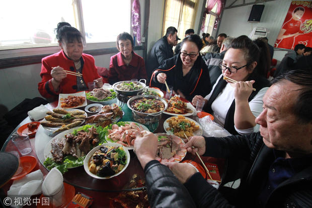 “烧鸡，羊排，酸菜血肠五花肉，水煮肉片，浇汁鱼，煎黄花鱼，菠萝古老肉，炖牛肉，炖豆角，甘蓝炒红蘑，干炸肉段，肠拼盘，炸芋头卷，炖鲅鱼，冰虾。”望着桌子上堆满的每一道菜，记者数了数一共有16道菜。