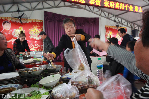 其中有鱼有肉有鸡，还有羊排，一桌才花费300元，平均一道菜不到20元，记者第一次参加完东北农村宴席直呼这里的农村宴席也太实惠。在辽宁省大石桥市官屯镇的街道上一家专门办宴席的酒店里，记者亲身经历了这么一场超实惠的宴席，原来就在这一天，张先生为庆祝爱女满月，特设宴在此，邀请亲朋好友来此一聚。