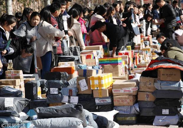 双十一期间，该校每日快递包裹数量在6000到10000件左右，远超平日数量。为了方便同学取件，快递代收点增加人手，从凌晨4点开始处理包裹，再由专人把一件件包裹摆放在林荫道上，等待领取。