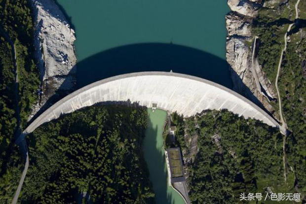 参数世界第一;圆筒式尾水调压井规模世界第一;无压泄洪洞规模世界第一