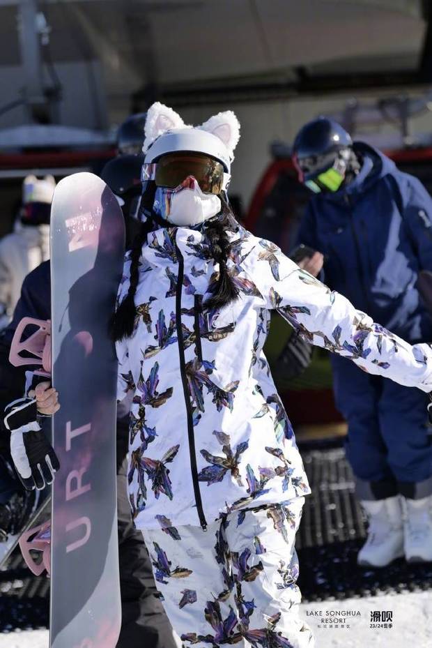 张含韵双马尾搭配一身白色印花图案滑雪服，元气满满。