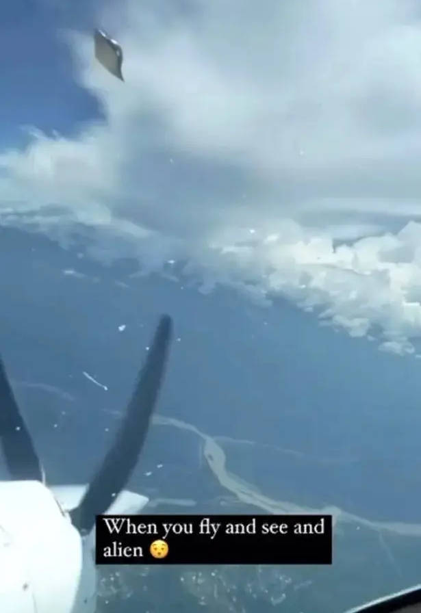 据英国媒体《太阳报》报道，葡萄牙前锋菲利克斯的女友、哥伦比亚模特瓦伦蒂娜-鲁埃达在社媒发布了一段视频，声称在坐飞机时疑似拍到了UFO(不明飞行物)。