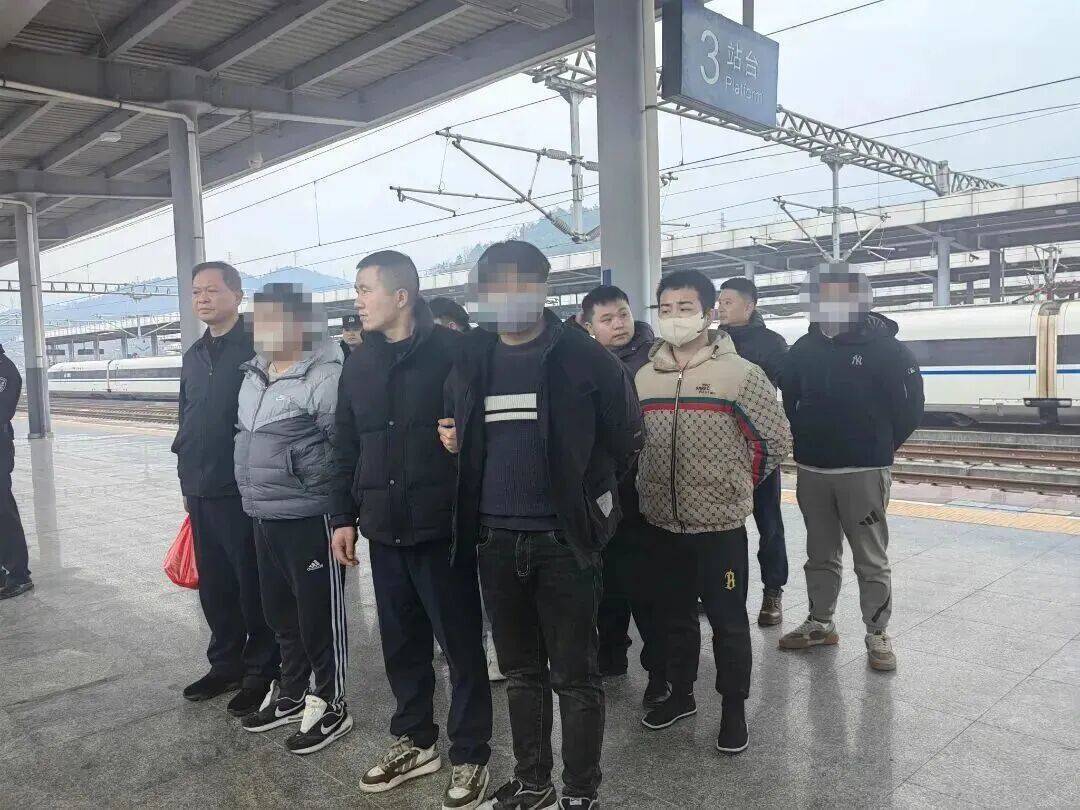 男子参加同学聚会，遭轮番劝酒“下药”！药效发作提前离场躲过一劫，5人被刑拘