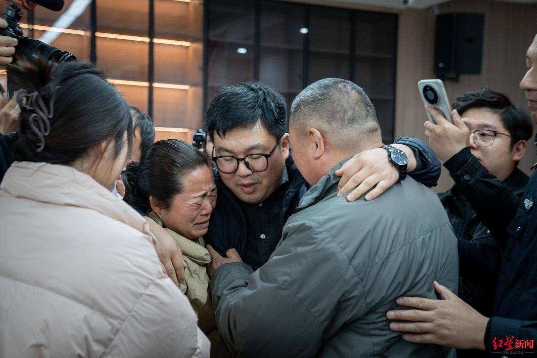 绵阳一母亲带1岁儿子看病 途中如厕时交人照看后儿子失踪 36年后终团聚