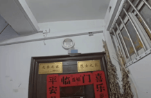 南京一外卖小哥爬7楼送餐，抬头看到门口牌匾瞬间愣住，大脑一片空白！网友：泪目了