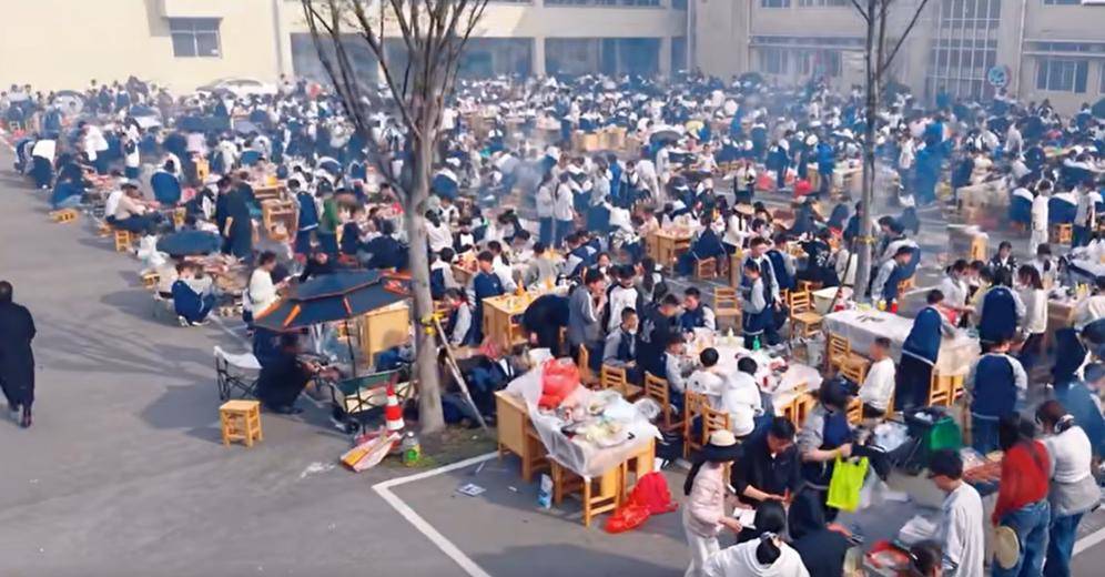 连云港一学校取消本月月考改吃烧烤，2000多名学生参与，老师：有家长一起，自备食材，有烤全羊、烤鸡和海鲜