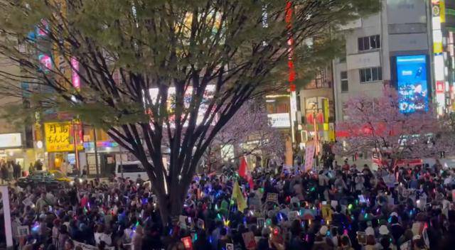 日本爆发抗议：高市道歉！小泉道歉！中国对不起！