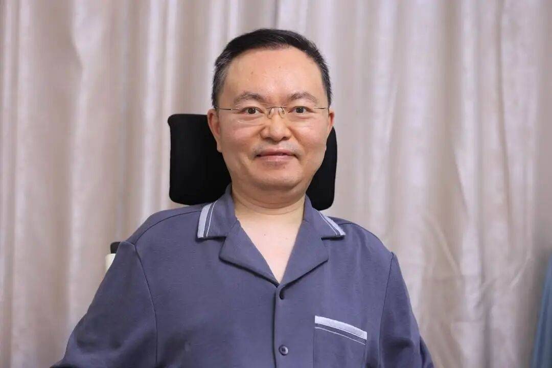 渐冻症抗争者蔡磊透露身体近况：4个人搀扶也已完全无法迈步挪动，最对不起的就是妻子