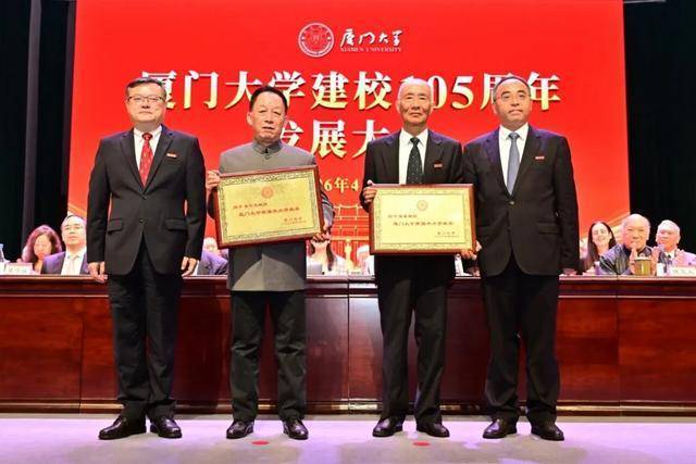 易中天，获奖励20万元