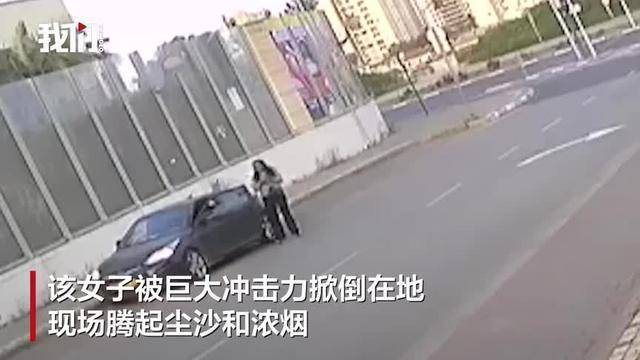 惊险瞬间：下车时一枚导弹落在附近，以色列一女子被冲击波掀倒