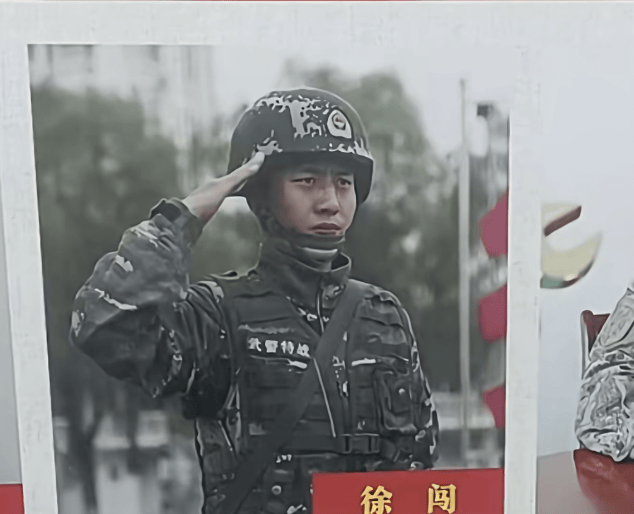 痛心！3名男子营救落水女子均遇难，两救人者为退役军人，“都很年轻”，事发地摆满鲜花