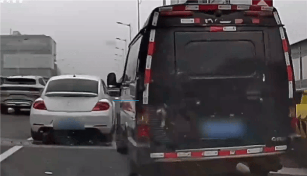 长沙一运钞车变道时未被让行，竟斗气加速别车！交警回应：已对涉事驾驶员依法处理