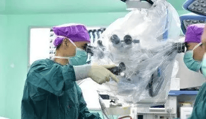 女子脑内取出8厘米活虫，医生紧急提醒：别再这样做了！