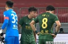 争议？19岁王钰栋近5轮0球！怒喷主裁染黄，不满队友：挥拳+叫骂