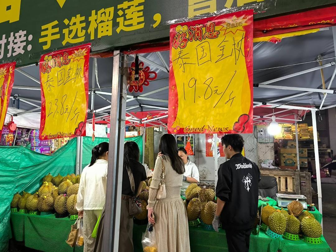 榴莲价跌至“1字头”，成水果店“引流神器”，有商家单日营业额4万元，称开到坏果退钱