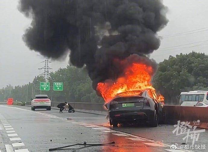 特斯拉起火，理想车主施救，李想全网寻人致谢，当事人：当时只想着救人