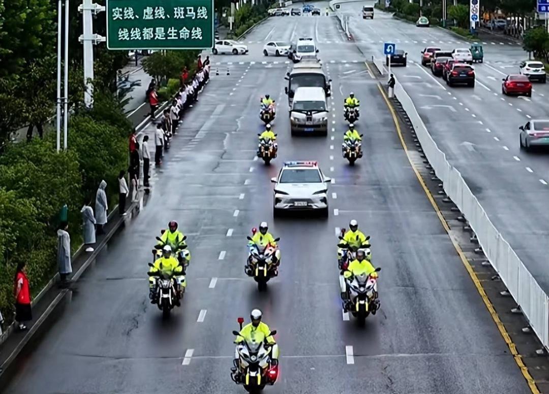 海军上校方明在执行飞行训练任务时牺牲，被评定为烈士
