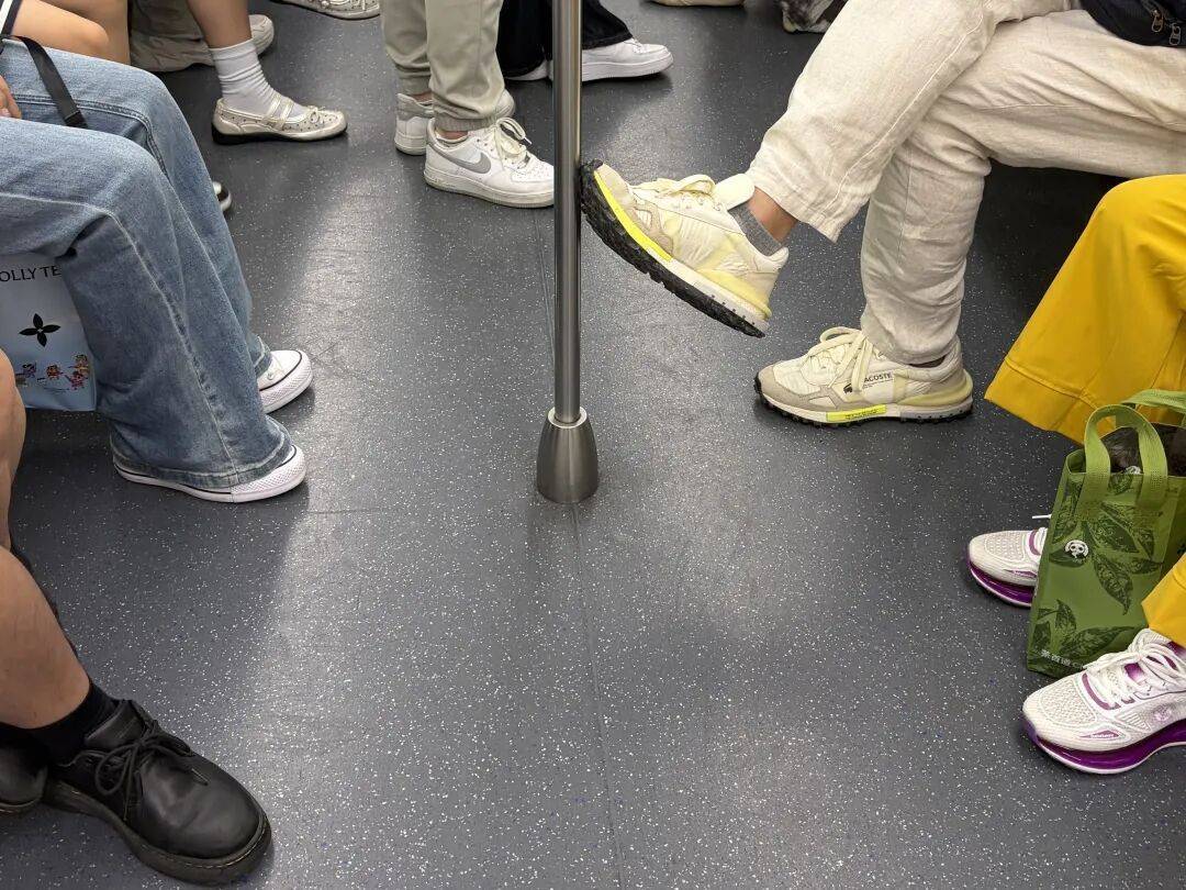夏天来了却没人穿凉鞋了：凉鞋真的已经“凉”了吗？
