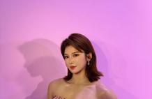 组图：吴艳妮晒紫色礼服裙照 青春靓丽光彩夺目