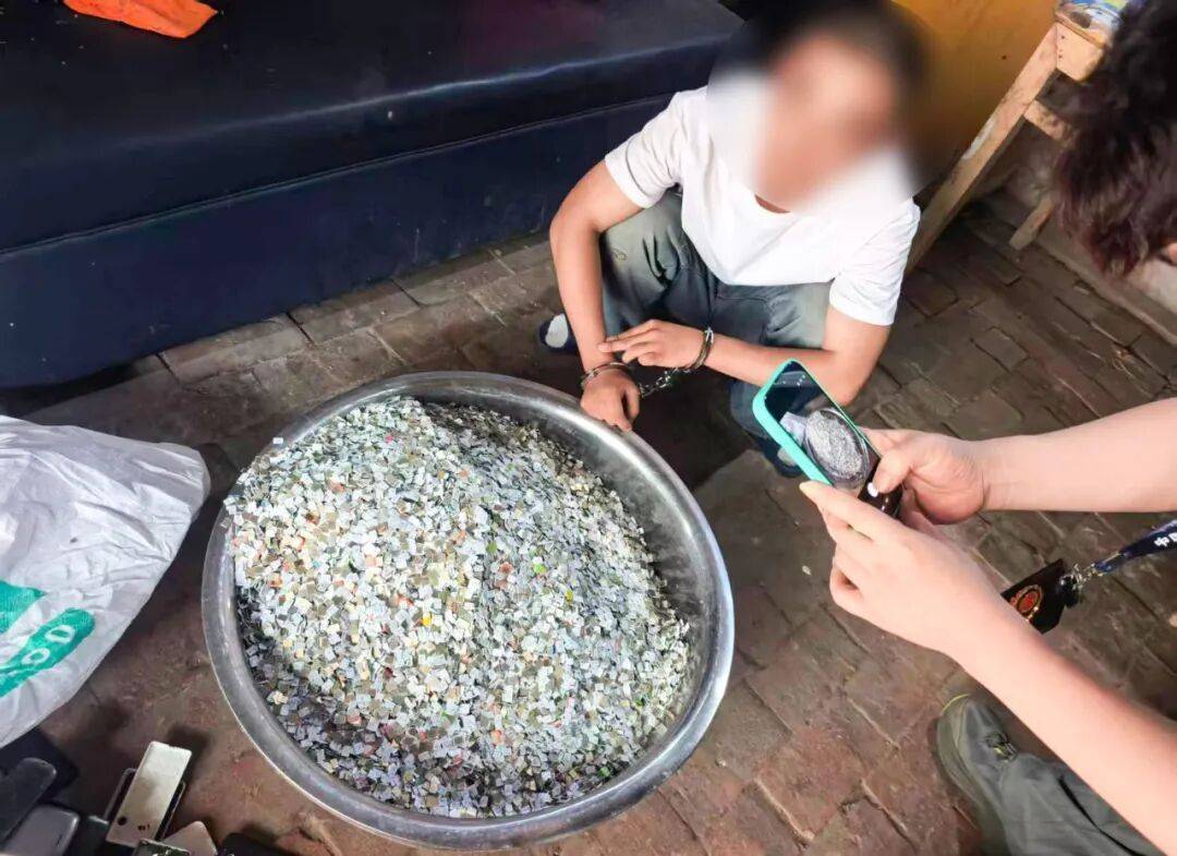 亳州警方缴获重达45公斤手机卡，足足40余万张！警方提醒：本地来电也可能是境外骗子！