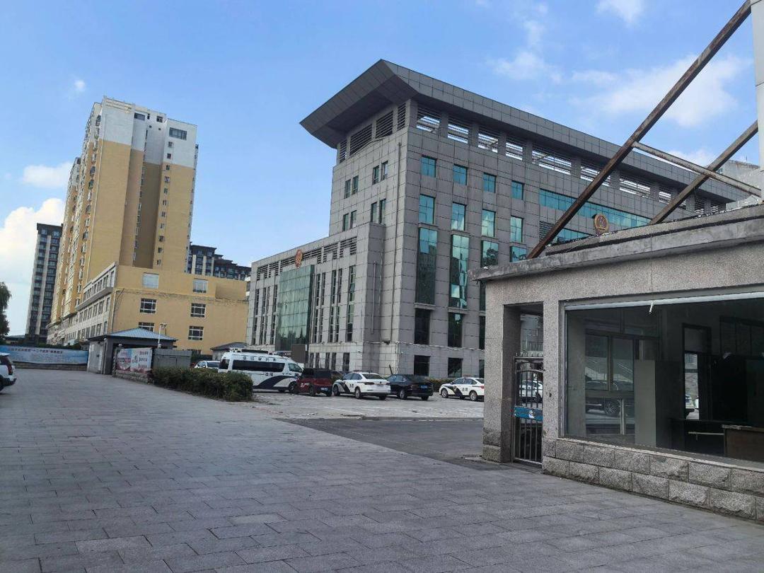 河北邯郸多个区县机关单位拆除大院围墙，停车位和厕所免费开放，当地多部门回应