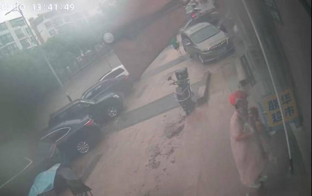 上海一超市台风天帮女外卖员照看孩子，店主：孩子浑身湿透，咳嗽又颤抖，很心疼