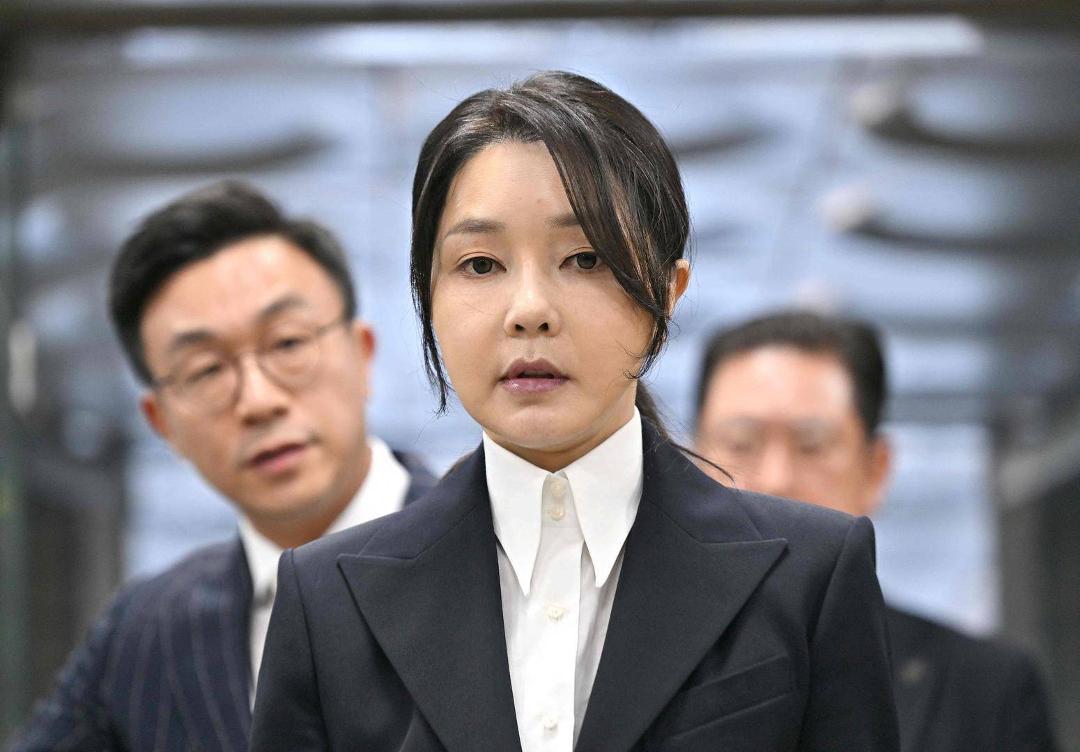 金建希承认收过名牌包，庭审上反问韩国特检：“调查过历任第一夫人吗？只查过我吧”