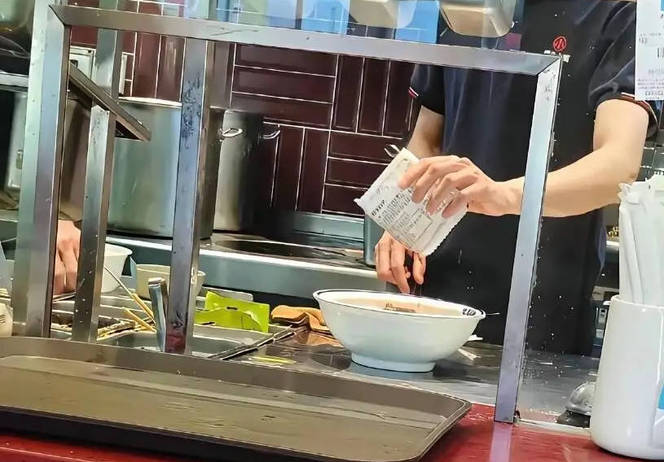 预制风波后首份半年报，遇见小面净利反增五成，同店销售额下降4.3%