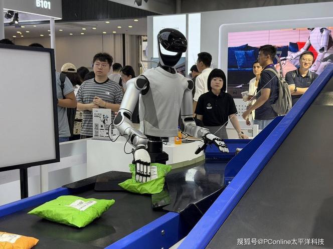 WRC 2026｜星动纪元快递分拣机器人现场抓取、翻面、上输送带